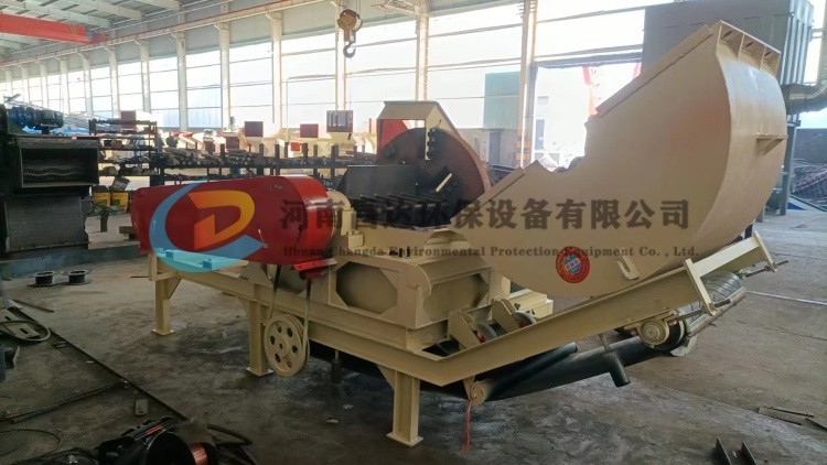 雲（yún）南客戶定製下輸送出料食用菌木耳料木屑機.jpg