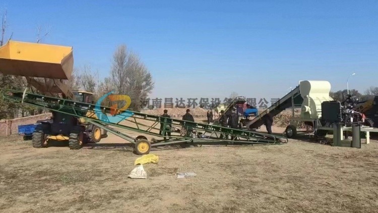 陝西大型移動玉米芯客戶現場3.jpg
