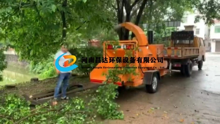 河南昌達HC-6145園林綠化樹枝粉碎（suì）機福建福州客戶使用現場