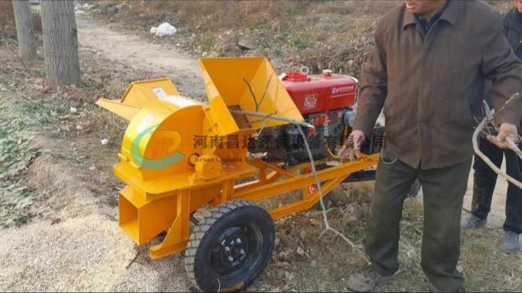 河南昌達小（xiǎo）型移動多功能木材粉碎機（jī）陝西漢中客戶使用現場（chǎng）.jpg