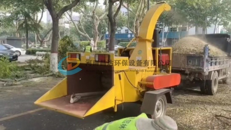 6145園林綠化樹枝粉（fěn）碎機河北石家莊客戶（hù）使用現場.jpg