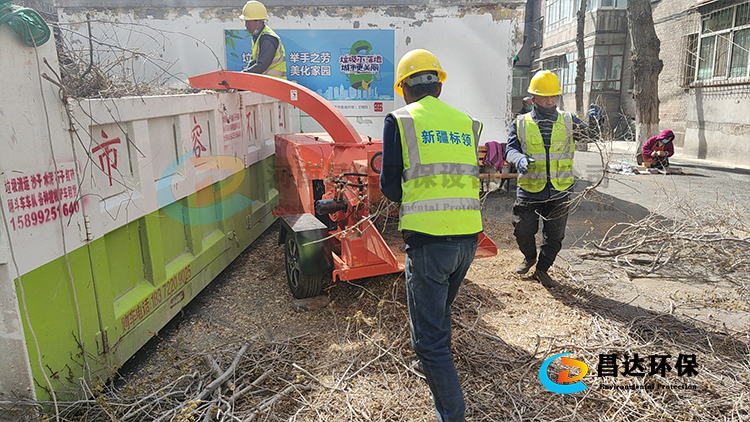 新疆烏（wū）魯木齊市客戶使用現場，園林綠化專業樹枝粉碎機，主要（yào）是處理小區綠化修剪後的樹枝！