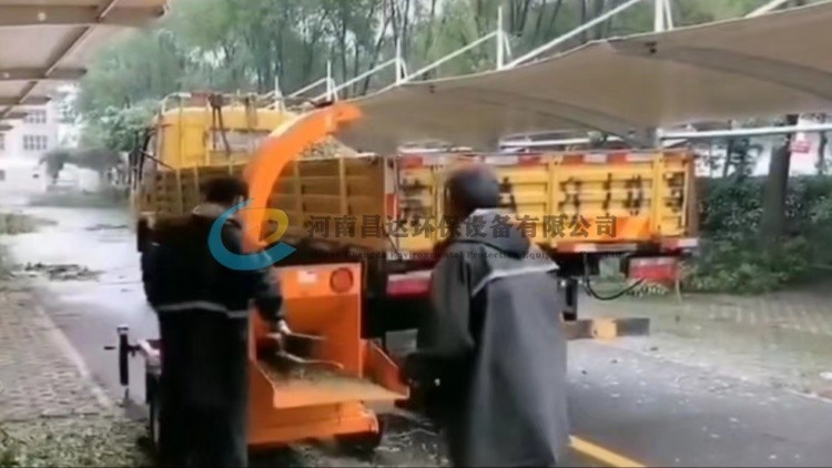 1704853201116001.jpg 小型園林綠化樹枝粉碎機上海客戶使用現(xiàn)場.jpg